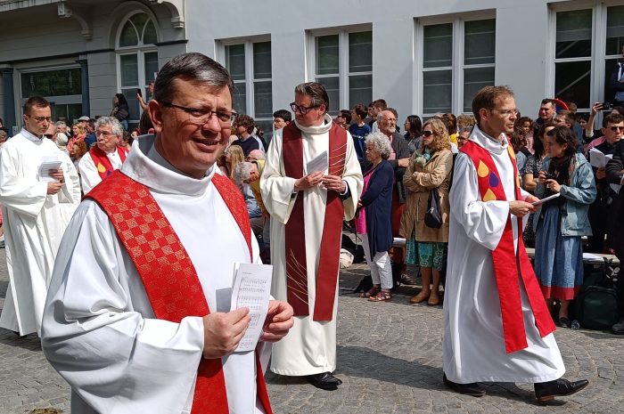 Nos prêtres rejoignent la procession
