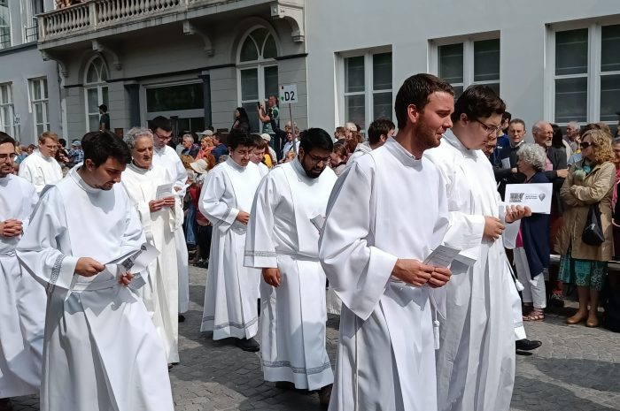 Nos séminaristes rejoignent la procession
